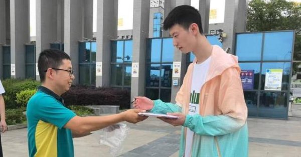 永星速配 1米96学霸考上清华，录取通知书藏惊喜，他喊学弟学妹快追！
